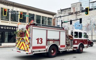 伍斯特一人在垃圾桶睡着 被倒进收垃圾卡车