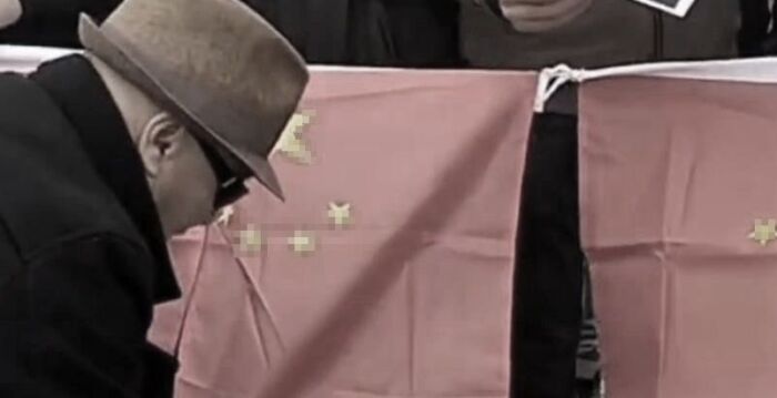 哈萨克人权组织抗议跨境镇压 焚烧中共血旗