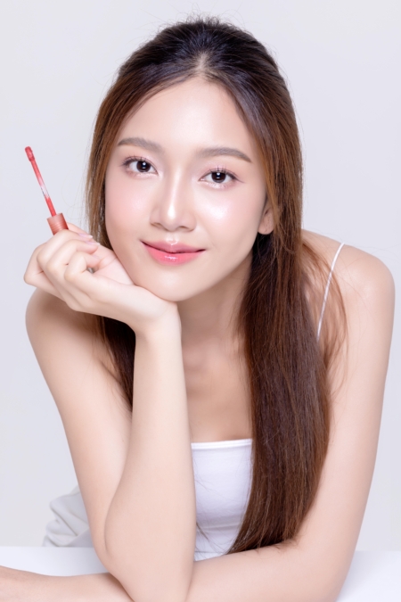 淡妝讓液體唇膏的脣效更為吸睛。(Shutterstock)