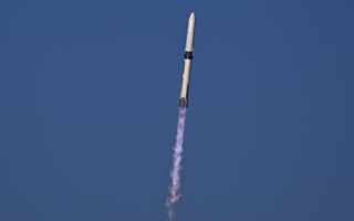 “蓝色起源”巨型火箭海上精准着陆 视频流出