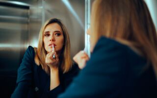 為何電梯裡會安裝鏡子？ 製造商曝真正用途