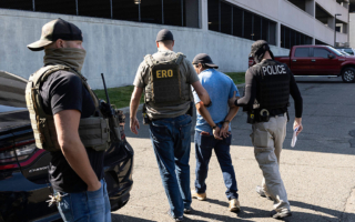 应对非法移民 川普给英国支招