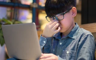 孩子沉迷萤幕？蓝光对健康的威胁不容忽视