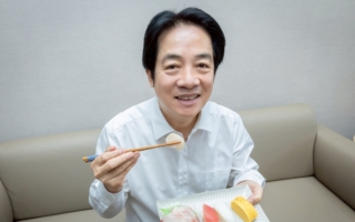 赖清德吃海鲜料理力挺日本 照片网络热传