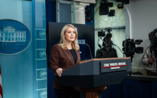 2025年11月12日，白宫新闻秘书卡洛琳‧莱维特在白宫举行的记者会上发表演说。（图片来源：Madalina Kilroy／大纪元时报）