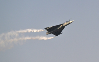 印度戰機在迪拜航展上墜毀起火 飛行員遇難