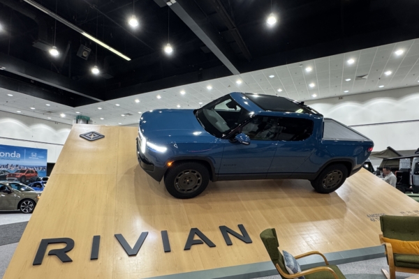 Uber拟投资12.5亿 携手Rivian布局自驾计程车