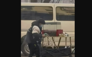 辽宁11岁男孩摆摊 知情人：6岁已辍学照顾病父