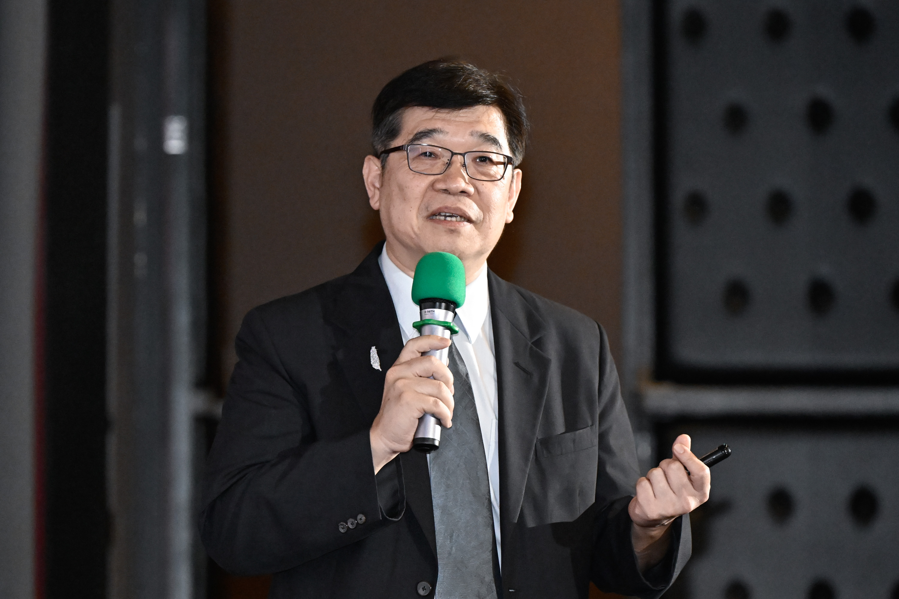 淡江大學外交與國際關係學系前主任鄭欽模。(宋碧龍/大紀元)