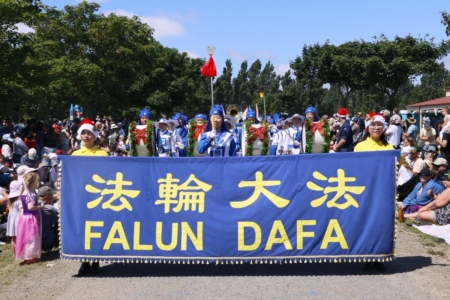 新西兰基督城圣诞秀大游行 法轮功团队展风采