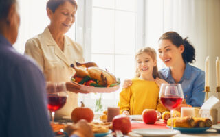 在冬天應該提早吃晚餐嗎？ 專家釋疑