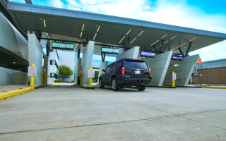 假期旅遊季來臨 休斯頓機場籲提前預訂停車位