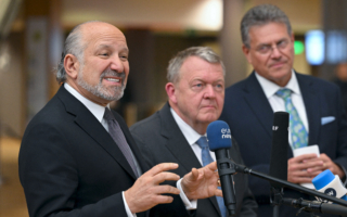 欧盟要求美降低钢铁关税 卢特尼克提一条件