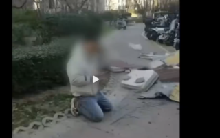 山西太原一高层住宅楼墙皮再次掉落 砸伤人