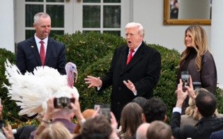 川普参加火鸡赦免仪式 感谢上帝恩典