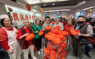 食品企业五百份鲜鸡送长者温暖 社区携手同庆感恩节