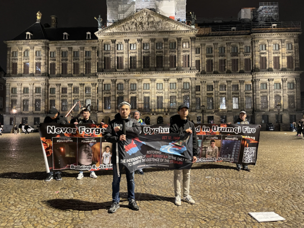 2025年11月23日晚,約10名異議人士來到荷蘭阿姆斯特丹水壩廣場,紀念烏魯木齊大火三周年。圖為集會現場。(反共之聲發起人劉飛龍提供)