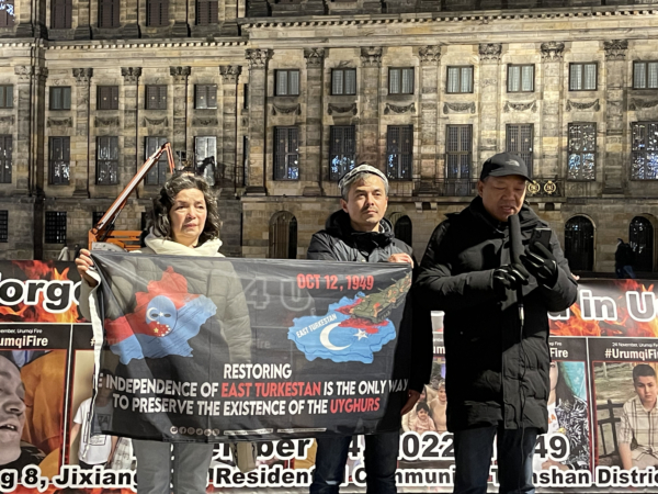 2025年11月23日晚,約10名異議人士來到荷蘭阿姆斯特丹水壩廣場,紀念烏魯木齊大火三周年。圖為邢松林發言。(反共之聲創辦人劉飛龍提供)