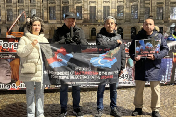 悼烏市大火亡魂 荷蘭華人紀念白紙革命三周年