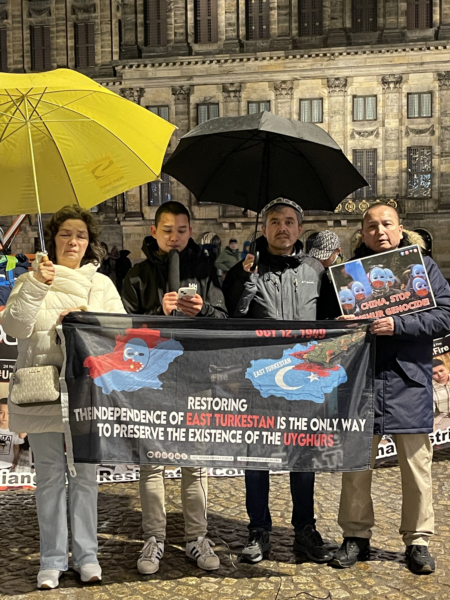 2025年11月23日晚,約10名異議人士來到荷蘭阿姆斯特丹水壩廣場,紀念烏魯木齊大火三周年。圖為江培坤演講。