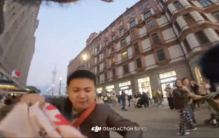 白纸运动三周年 男子在上海外滩举旗瞬间被夺