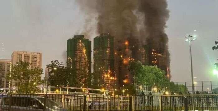 王友群:香港为何发生百年不遇大火灾