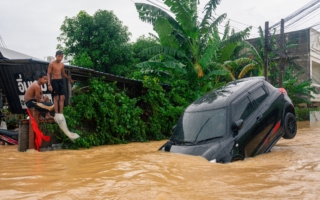 洪水肆虐东南亚 超过150死 泰国人屋顶求救