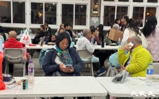 组图：香港5级火 居民被疏散到临时庇护中心