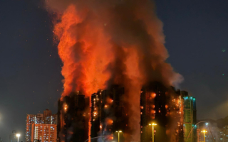 大火延烧香港七幢大楼 居民：未听到火警