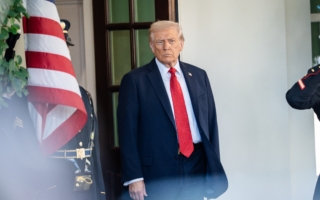 2025年10月20日，美国总统川普（特郎普）在白宫门外等待外宾。（Madalina Kilroy/英文大纪元）