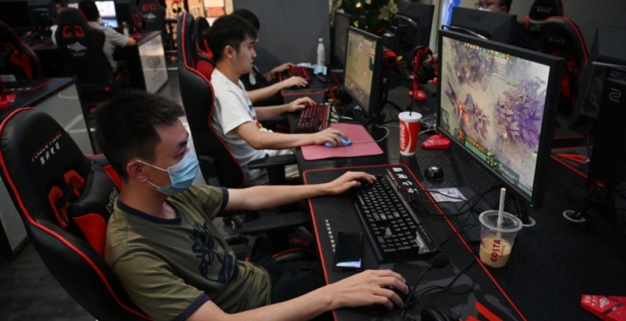 杭州35岁男熬夜打游戏 “眼中风”近乎失明