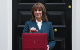 英国财政大臣公布预算 加税260亿镑