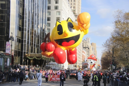 纽约梅西感恩节大游行气温骤降 观众热情高涨