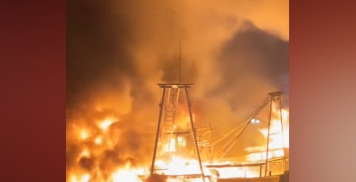 广西北海一码头渔船起火 火势蔓延到8艘船