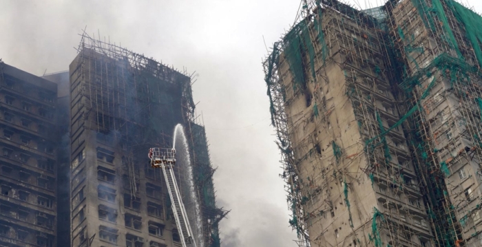 香港火灾156死 民间记者会取消 多人遭警方约谈