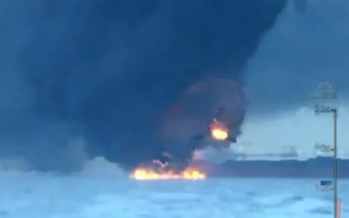 乌克兰无人艇袭击俄影子舰队油轮 视频曝光