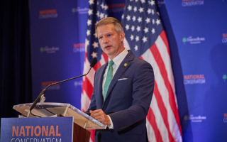 美议员：华府枪案受伤士兵仍在与死神搏斗