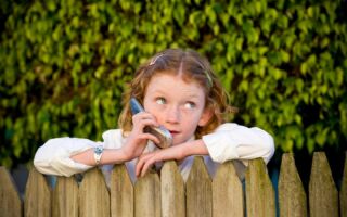 一度过时的传统手机由于功能简单，又重新开始流行。（Zia Soleil/Getty Images） 