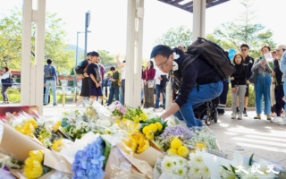 组图：香港大批民众献花悼念大火遇难者