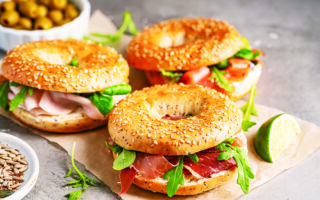 伴隨戰火遷徙的美食 充滿韌性的紐約貝果