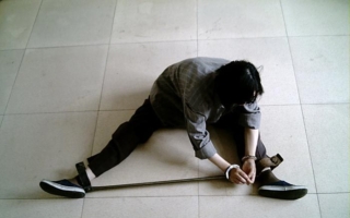 【中共百种酷刑】銬刑