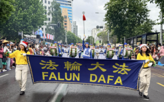 新西兰奥克兰圣诞大游行 法轮功队伍获赞