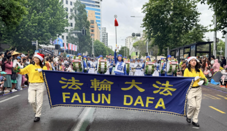新西兰奥克兰圣诞大游行 法轮功队伍获赞