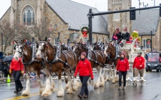 组图：迎圣诞节 麻州昆士市雨中大游行