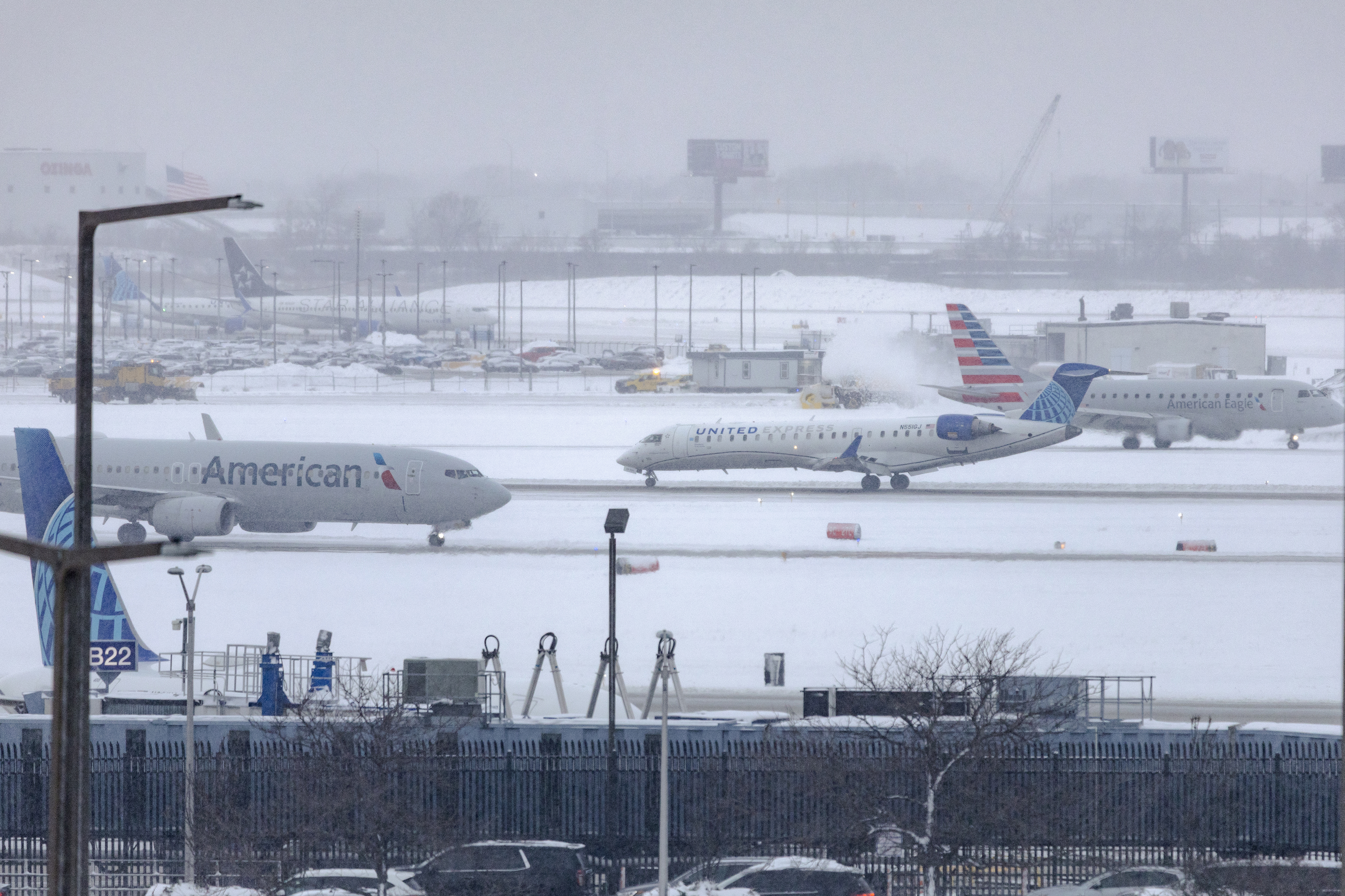 大雪中的飞机。(Jim Vondruska/Getty Images)