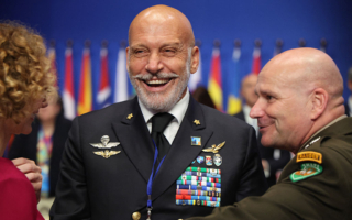 北约军委主席：采取更强硬措施应对俄混合战