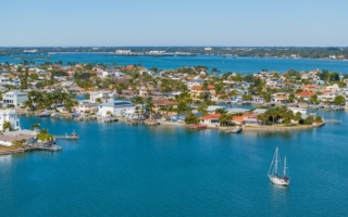 今冬「兩個美國房市」：豪宅vs自住房