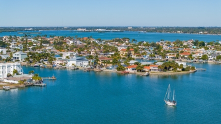 今冬“两个美国房市”：豪宅vs自住房