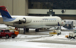 美中西部大雪 達美航班在得梅因機場滑出跑道