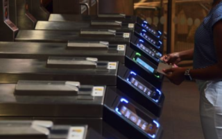 黃色地鐵卡年底退場 102處站點協助民眾換成OMNY卡